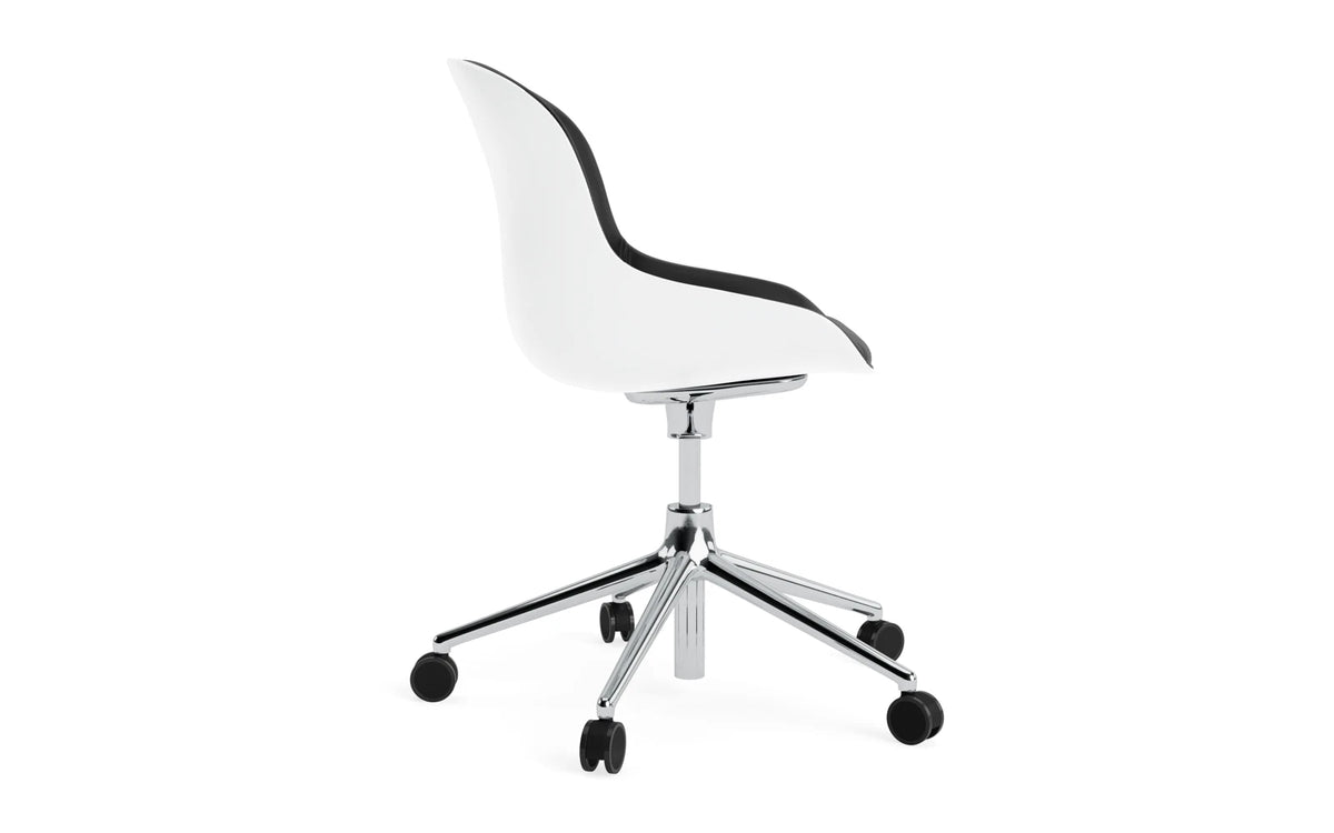 Hyg Drehstuhl mit Rollen Frontpolster Weiss/Ultra Leder in Ultra 41599 präsentiert im Onlineshop von KAQTU Design AG. Dreh-Schalenstuhl mit Rollen ist von Normann Copenhagen
