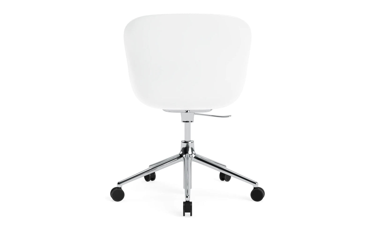Hyg Drehstuhl mit Rollen Frontpolster Weiss/Ultra Leder in Ultra 41599 präsentiert im Onlineshop von KAQTU Design AG. Dreh-Schalenstuhl mit Rollen ist von Normann Copenhagen