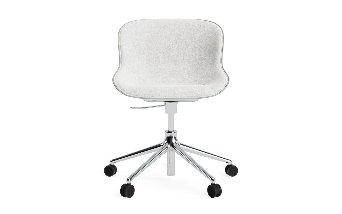 Hyg Drehstuhl mit 5 Rollen Gas Lift Frontpolster Alu Grau/Hallingdal in Hallingdal 110 präsentiert im Onlineshop von KAQTU Design AG. Bürostuhl ist von Normann Copenhagen