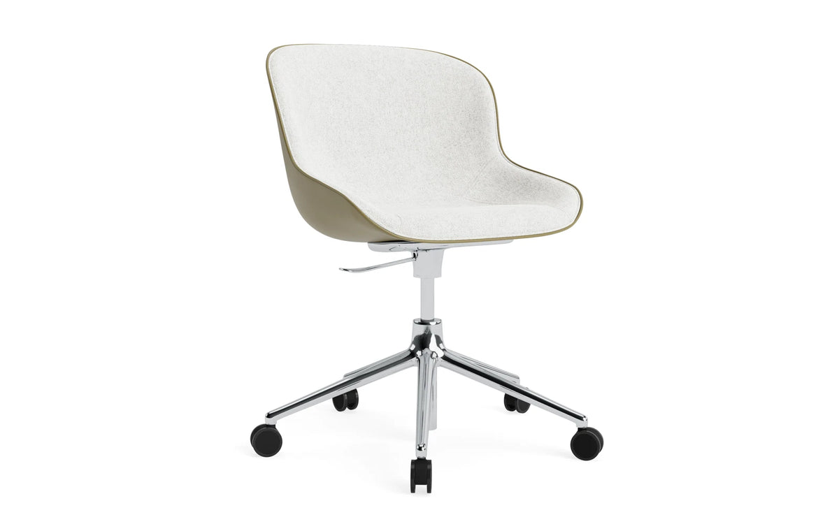 Hyg Drehstuhl mit 5 Rollen Gas Lift Frontpolster Alu Olive /Hallingdal in Hallingdal 110 präsentiert im Onlineshop von KAQTU Design AG. Dreh-Schalenstuhl ist von Normann Copenhagen