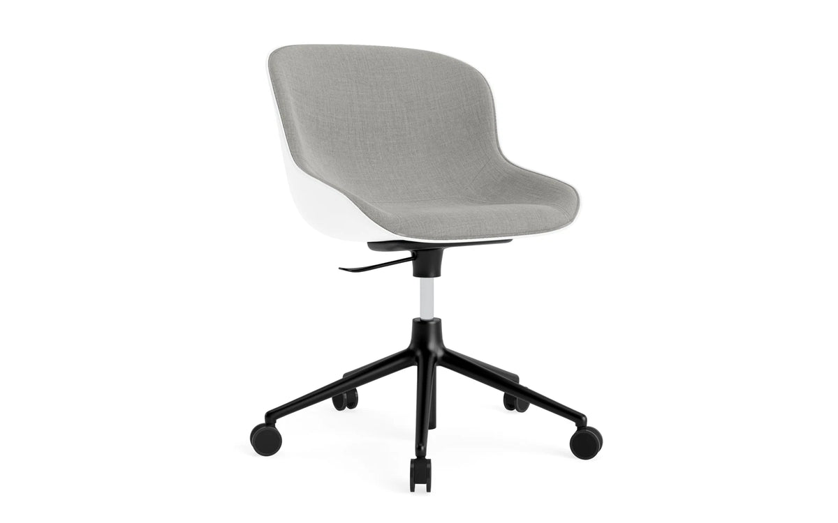 Hyg Drehstuhl mit 5 Rollen Gas Lift Frontpolster Schwartz Alu Weiss/Remix in Remix 133 präsentiert im Onlineshop von KAQTU Design AG. Dreh-Schalenstuhl ist von Normann Copenhagen