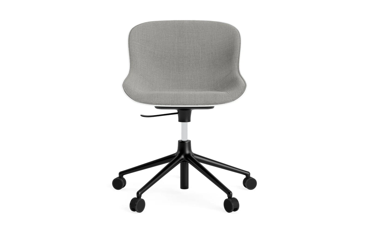 Hyg Drehstuhl mit 5 Rollen Gas Lift Frontpolster Schwartz Alu Weiss/Remix in Remix 133 präsentiert im Onlineshop von KAQTU Design AG. Dreh-Schalenstuhl ist von Normann Copenhagen