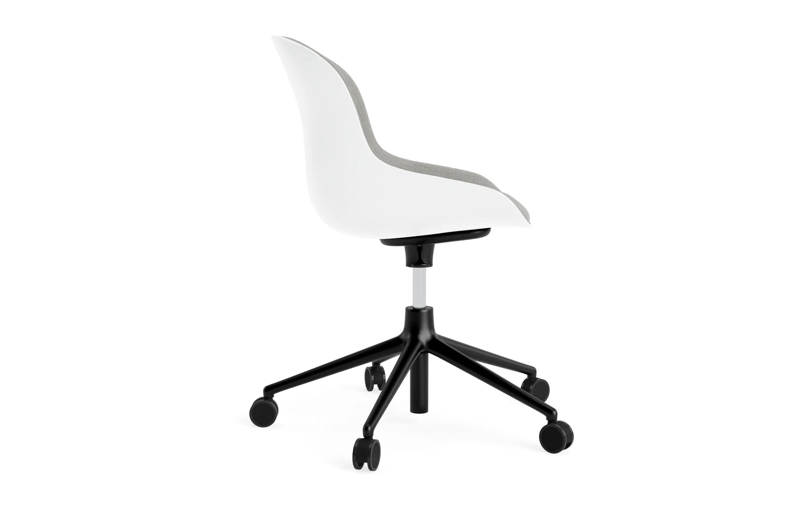 Entdecken Sie den Hyg Drehsessel von Normann Copenhagen: Ein stilvoller, drehbarer Sessel mit 5 Rollen, der Komfort und dänisches Hygge-Design vereint.