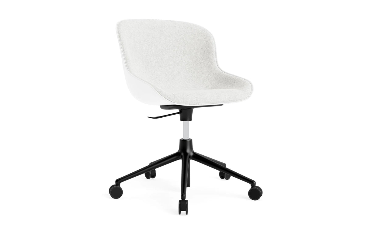 Hyg Drehstuhl mit 5 Rollen Gas Lift Frontpolster Schwartz Alu Weiss/Hallingdal in Hallingdal 110 präsentiert im Onlineshop von KAQTU Design AG. Bürostuhl ist von Normann Copenhagen