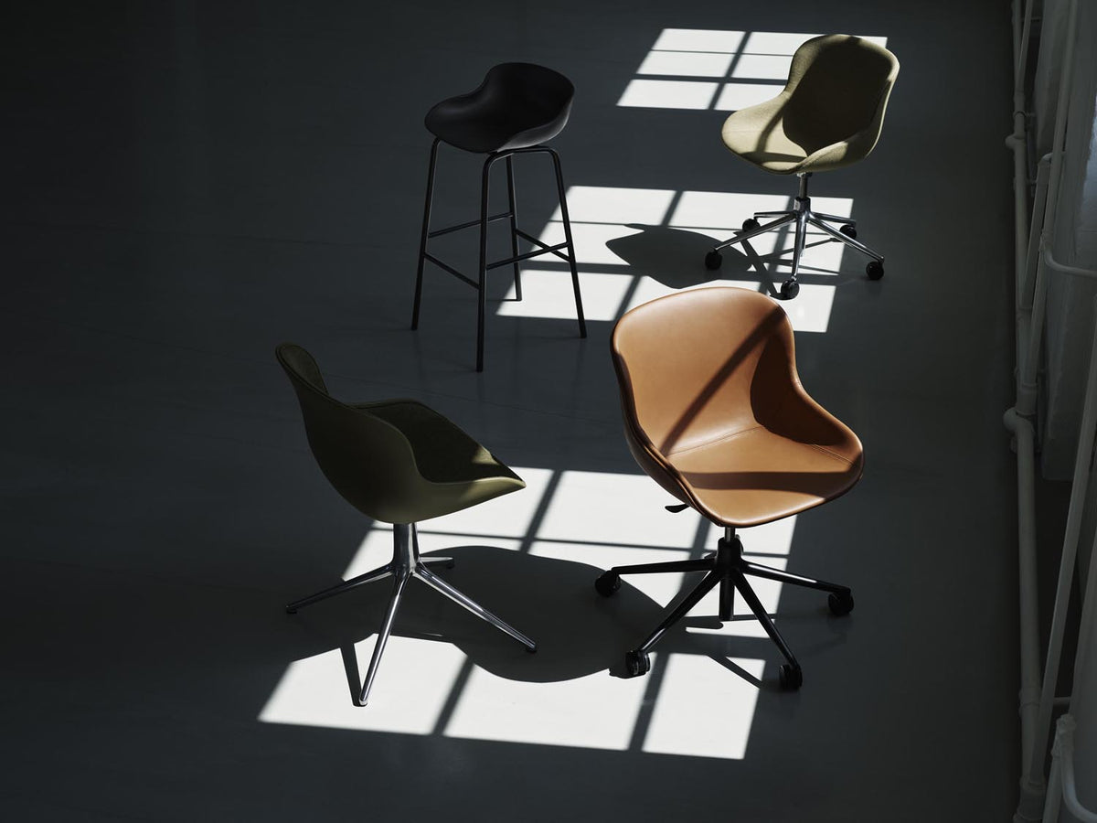 Hyg Drehstuhl mit 5 Rollen Gas Lift Frontpolster Schwartz Alu Grau/Remix in Remix 133 präsentiert im Onlineshop von KAQTU Design AG. Dreh-Schalenstuhl ist von Normann Copenhagen