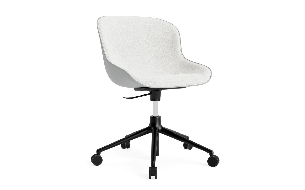 Hyg Drehstuhl mit 5 Rollen Gas Lift Frontpolster Schwartz Alu Grau/Hallingdal in Hallingdal 110 präsentiert im Onlineshop von KAQTU Design AG. Dreh-Schalenstuhl ist von Normann Copenhagen