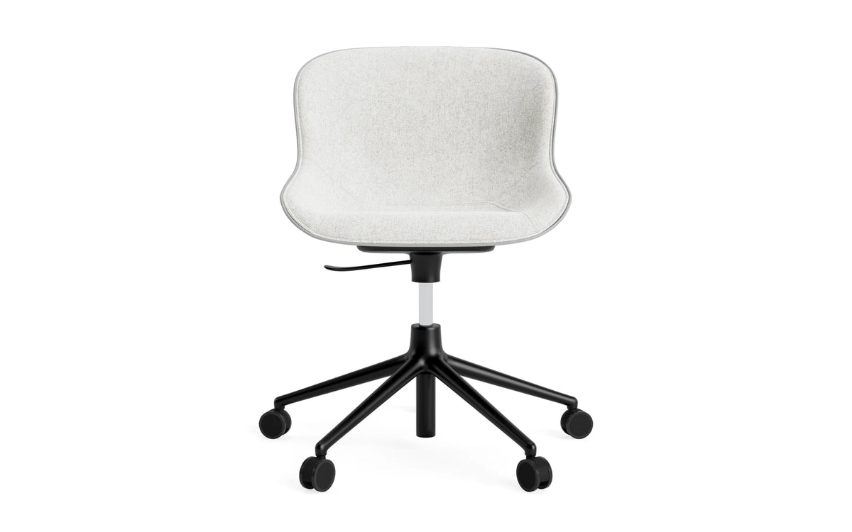 Hyg Drehstuhl mit 5 Rollen Gas Lift Frontpolster Schwartz Alu Grau/Hallingdal in Hallingdal 110 präsentiert im Onlineshop von KAQTU Design AG. Dreh-Schalenstuhl ist von Normann Copenhagen