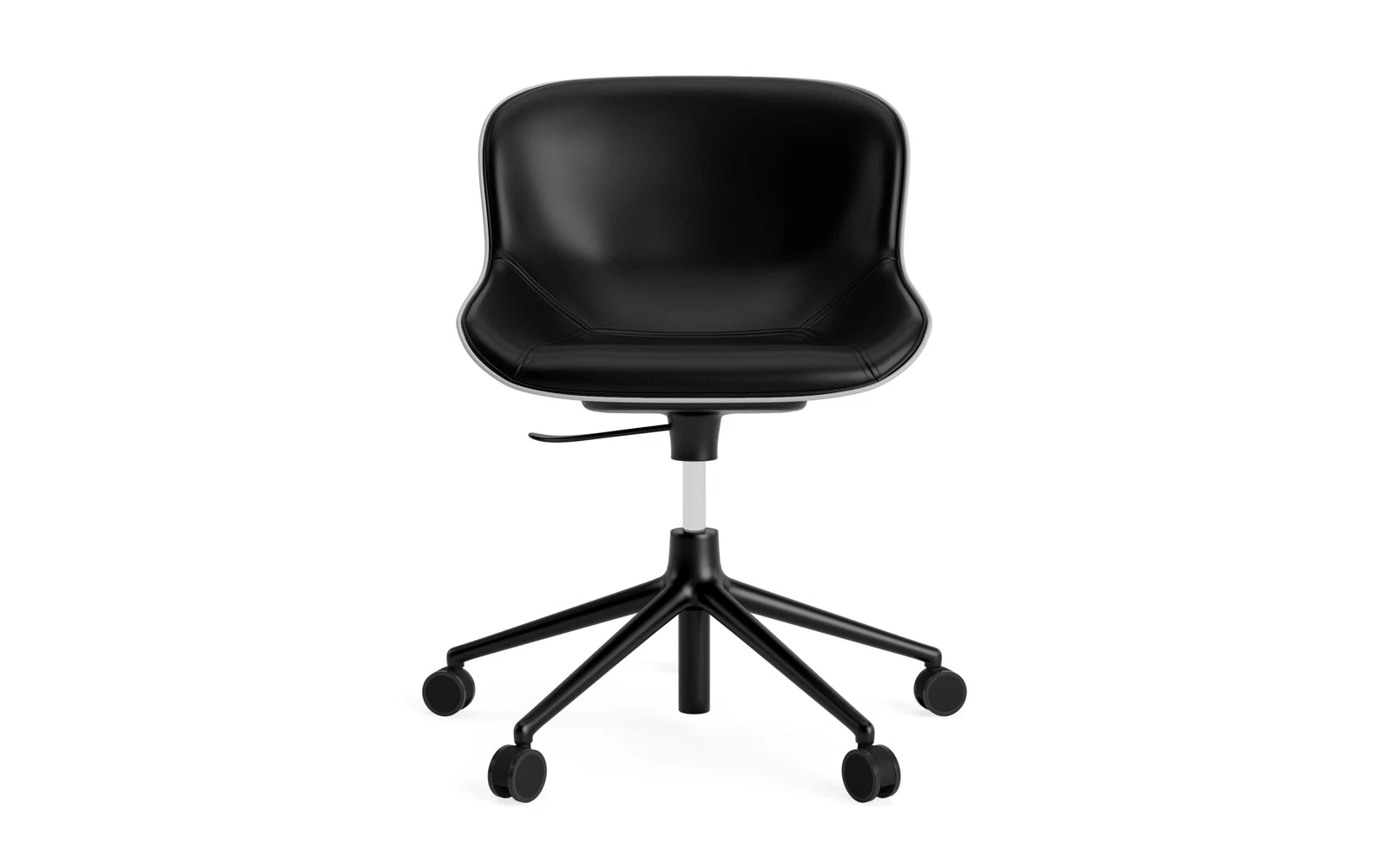 Entdecken Sie den Hyg Drehsessel von Normann Copenhagen: elegantes Design, praktische Mobilität mit 5 Rollen und gemütliches Frontpolster für jeden Raum.