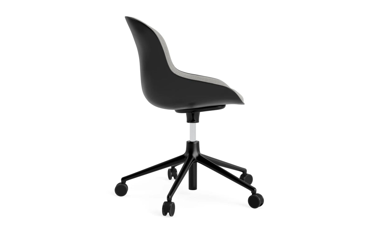 Hyg Drehstuhl mit Rollen Frontpolster Schwartz/Remix in Remix 133 präsentiert im Onlineshop von KAQTU Design AG. Dreh-Schalenstuhl ist von Normann Copenhagen