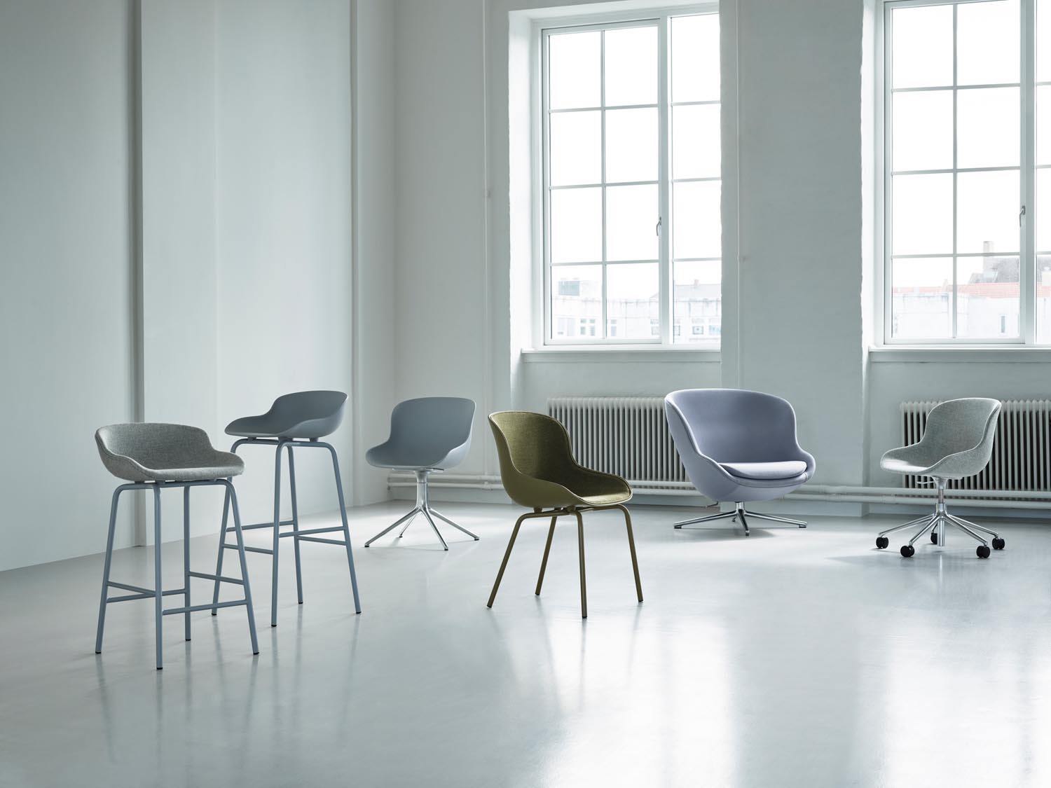 Erleben Sie den Hyg Drehsessel von Normann Copenhagen – ein elegantes Design mit optimalem Komfort, ideal für jeden Raum.