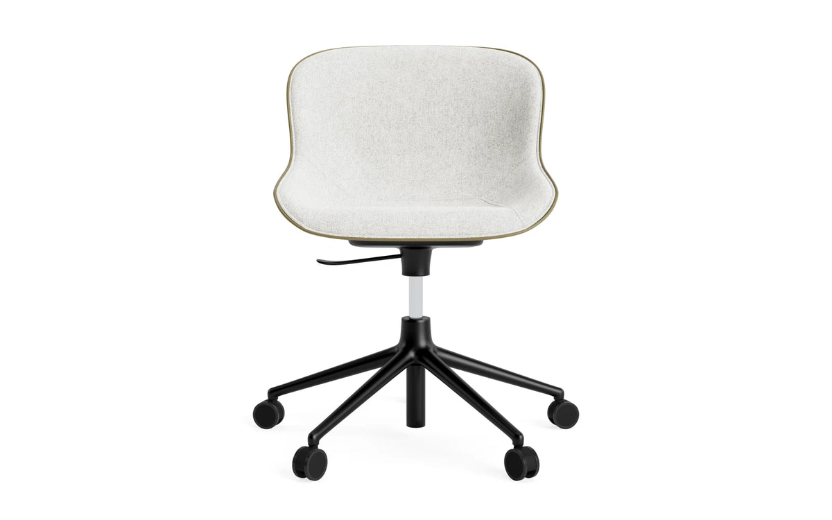 Hyg Drehstuhl mit 5 Rollen Gas Lift Frontpolster Schwartz Alu Olive /Hallingdal in Hallingdal 110 präsentiert im Onlineshop von KAQTU Design AG. Dreh-Schalenstuhl ist von Normann Copenhagen