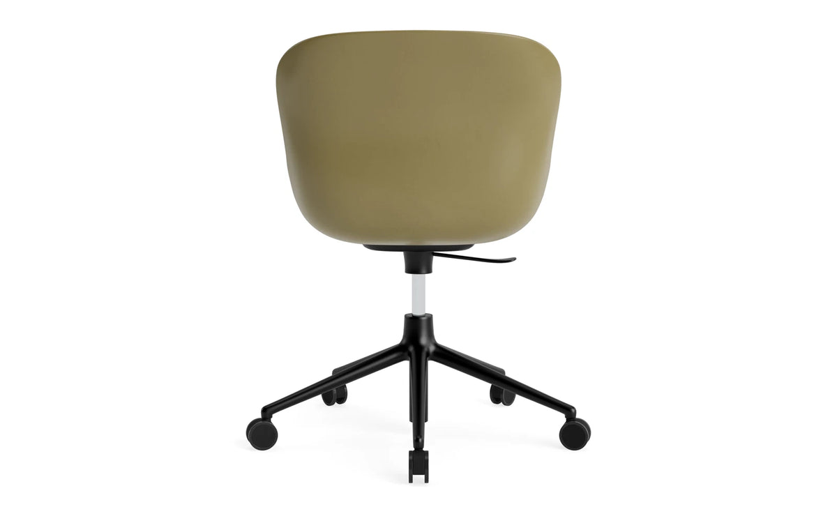 Hyg Drehstuhl mit 5 Rollen Gas Lift Frontpolster Schwartz Alu Olive /Ultra in Ultra 41599 präsentiert im Onlineshop von KAQTU Design AG. Dreh-Schalenstuhl ist von Normann Copenhagen