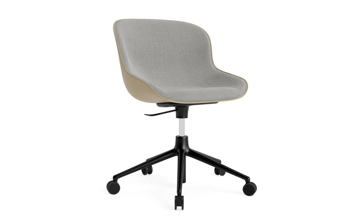 Hyg Drehstuhl mit 5 Rollen Gas Lift Frontpolster Schwartz Alu Sand/Remix in Remix 133 präsentiert im Onlineshop von KAQTU Design AG. Dreh-Schalenstuhl ist von Normann Copenhagen