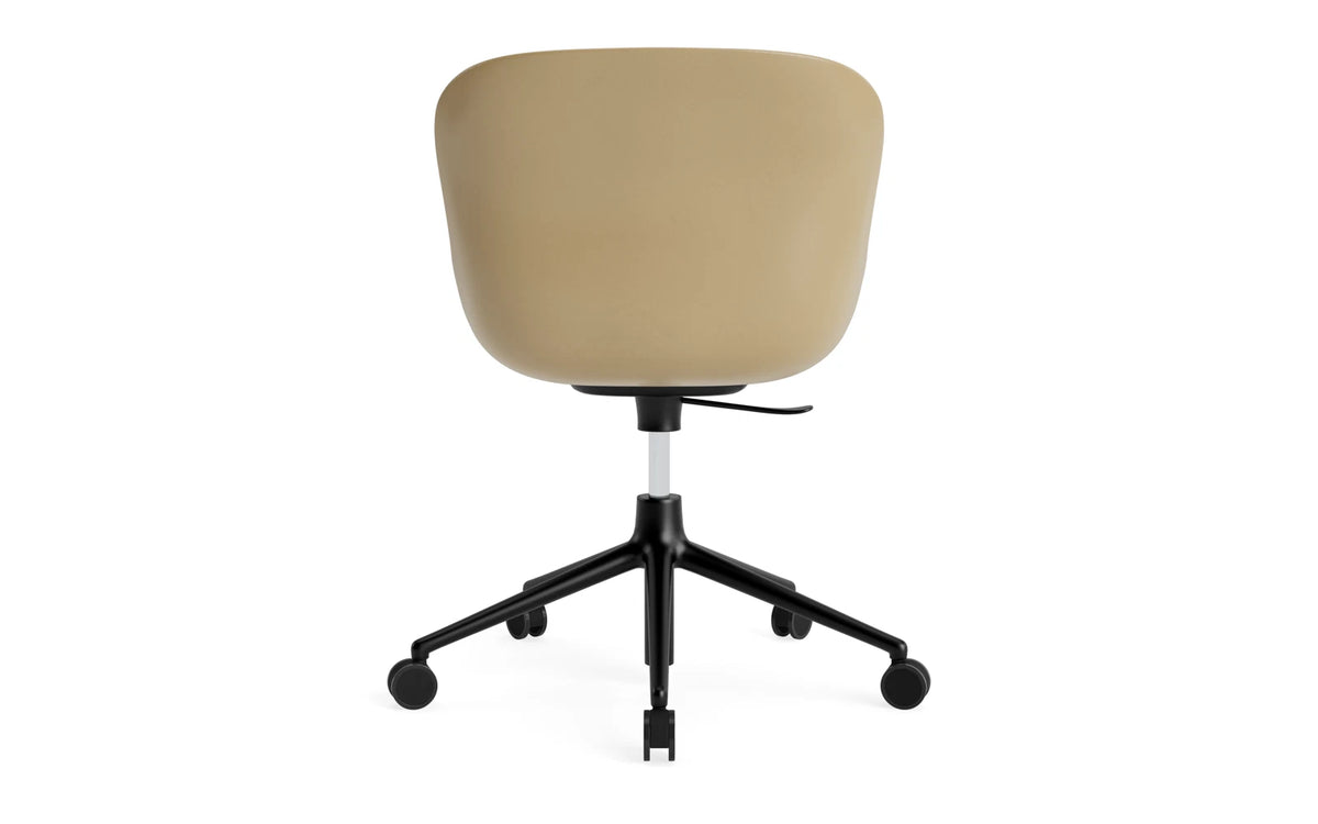 Hyg Drehstuhl mit 5 Rollen Gas Lift Frontpolster Schwartz Alu Sand/Remix in Remix 133 präsentiert im Onlineshop von KAQTU Design AG. Dreh-Schalenstuhl ist von Normann Copenhagen