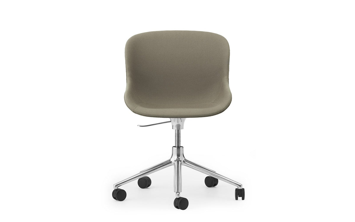 Drehstuhl Hyg von Normann Copenhagen: gepolsterte Sitzschale aus Polypropylen, drehbares Aluminiumgestell mit Rollen, organische Form.