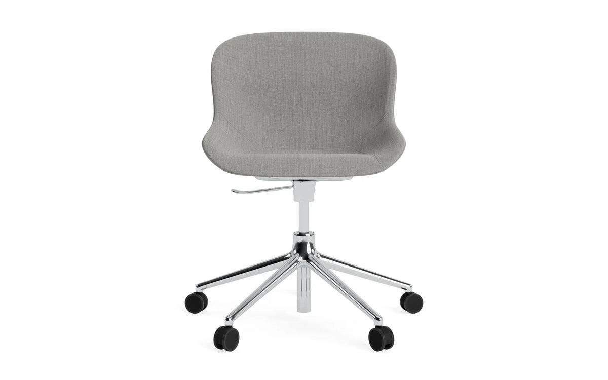 Hyg Drehstuhl mit Rollen Vollpolster aluminium Remix in Remix 133 präsentiert im Onlineshop von KAQTU Design AG. Dreh-Schalenstuhl mit Rollen ist von Normann Copenhagen