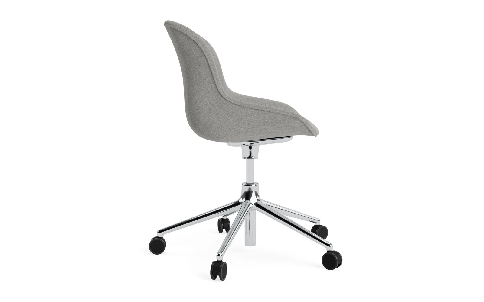 Der Hyg Drehsessel von Normann Copenhagen bietet stilvollen Komfort mit einem modernen Design aus hochwertigem Aluminium und weichem Vollpolster.