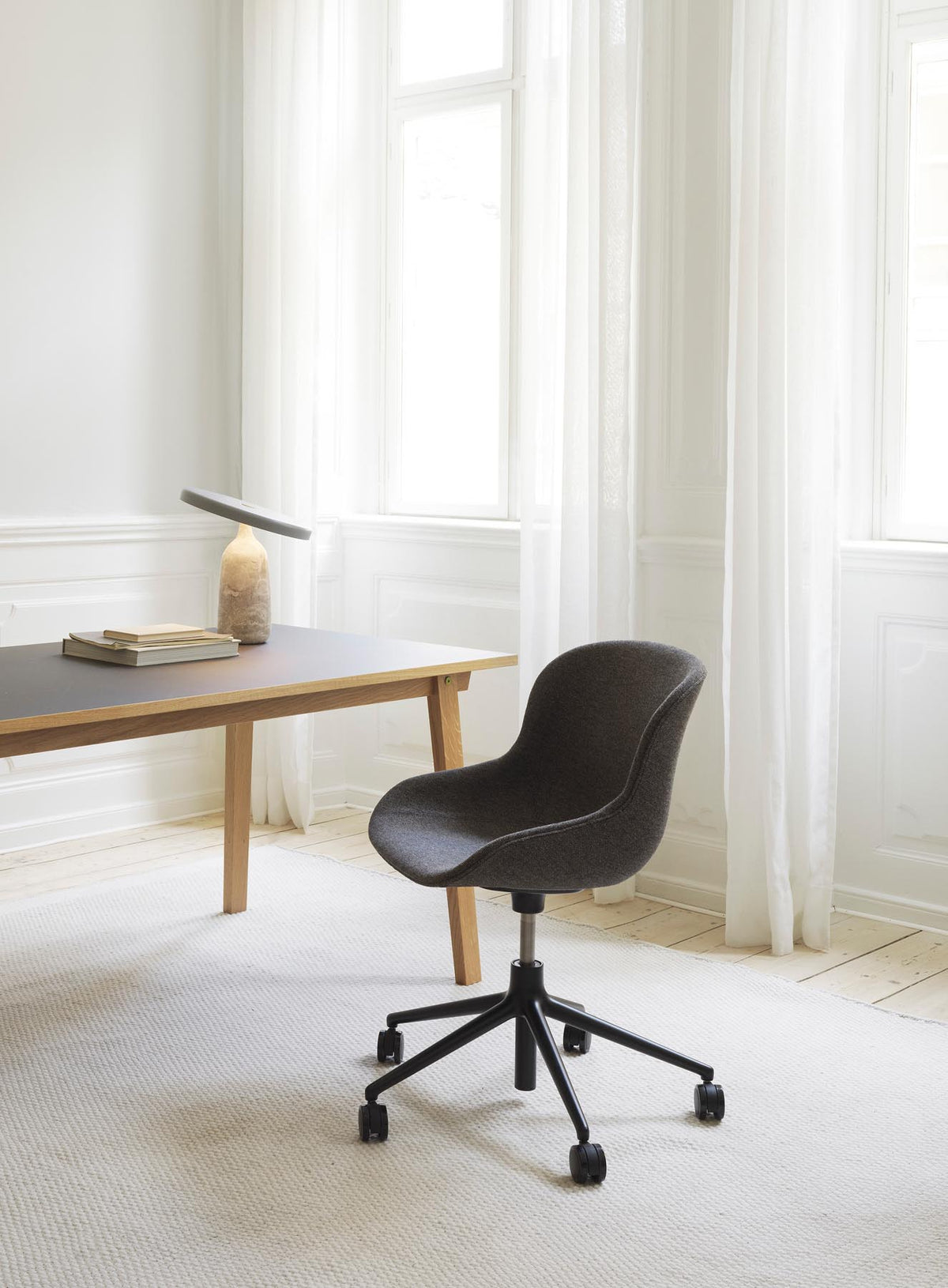Hyg Drehstuhl mit Rollen Vollpolster aluminium Remix in Remix 133 präsentiert im Onlineshop von KAQTU Design AG. Dreh-Schalenstuhl mit Rollen ist von Normann Copenhagen