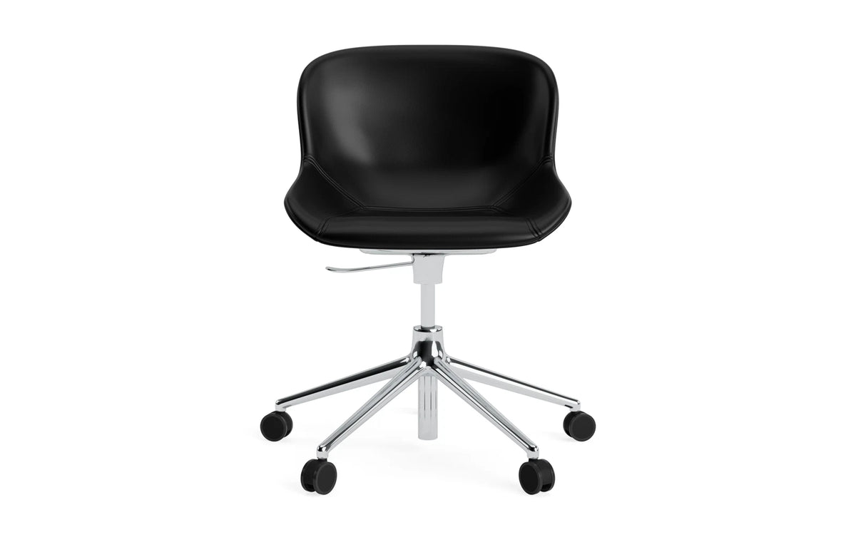 Hyg Drehstuhl mit Rollen Vollpolster aluminium Ultra leder in Ultra 41599 präsentiert im Onlineshop von KAQTU Design AG. Dreh-Schalenstuhl mit Rollen ist von Normann Copenhagen