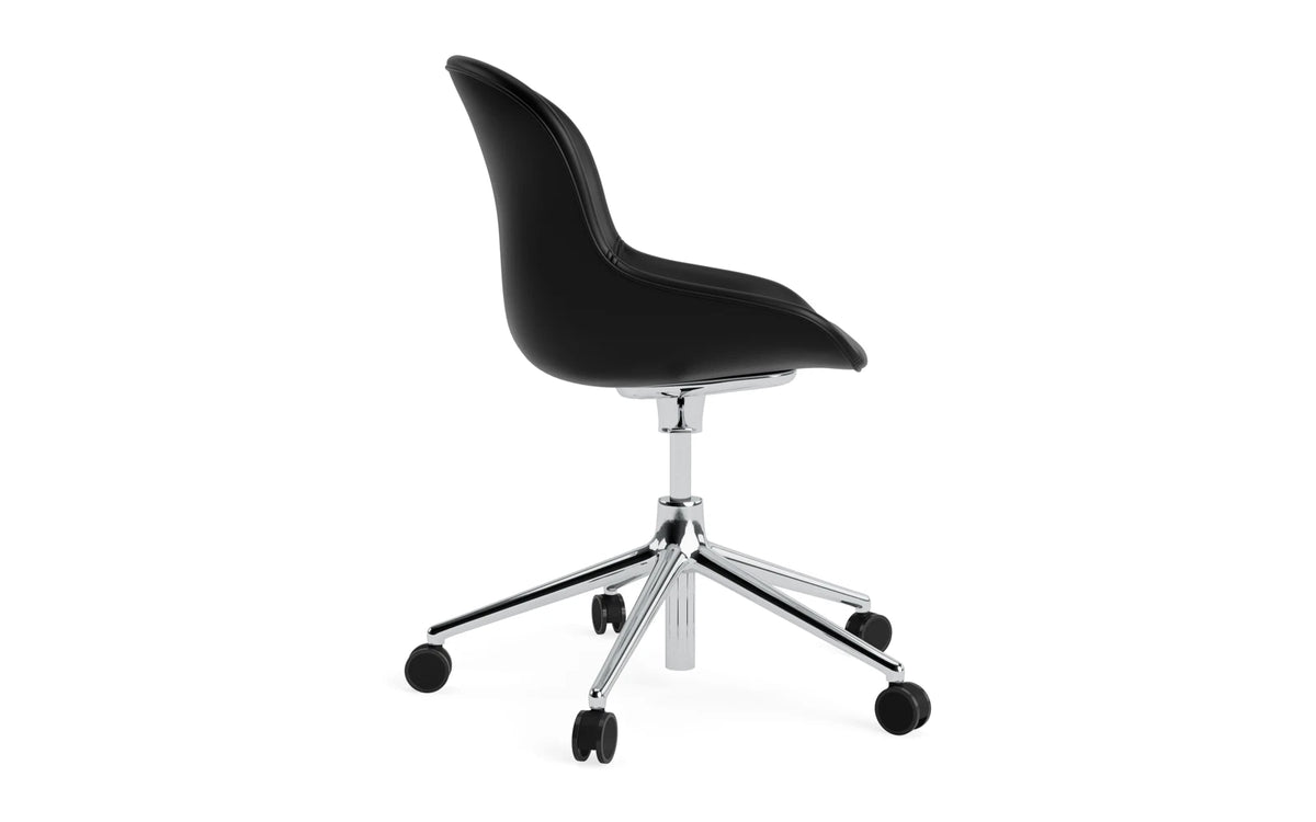 Hyg Drehstuhl mit Rollen Vollpolster aluminium Ultra leder in Ultra 41599 präsentiert im Onlineshop von KAQTU Design AG. Dreh-Schalenstuhl mit Rollen ist von Normann Copenhagen