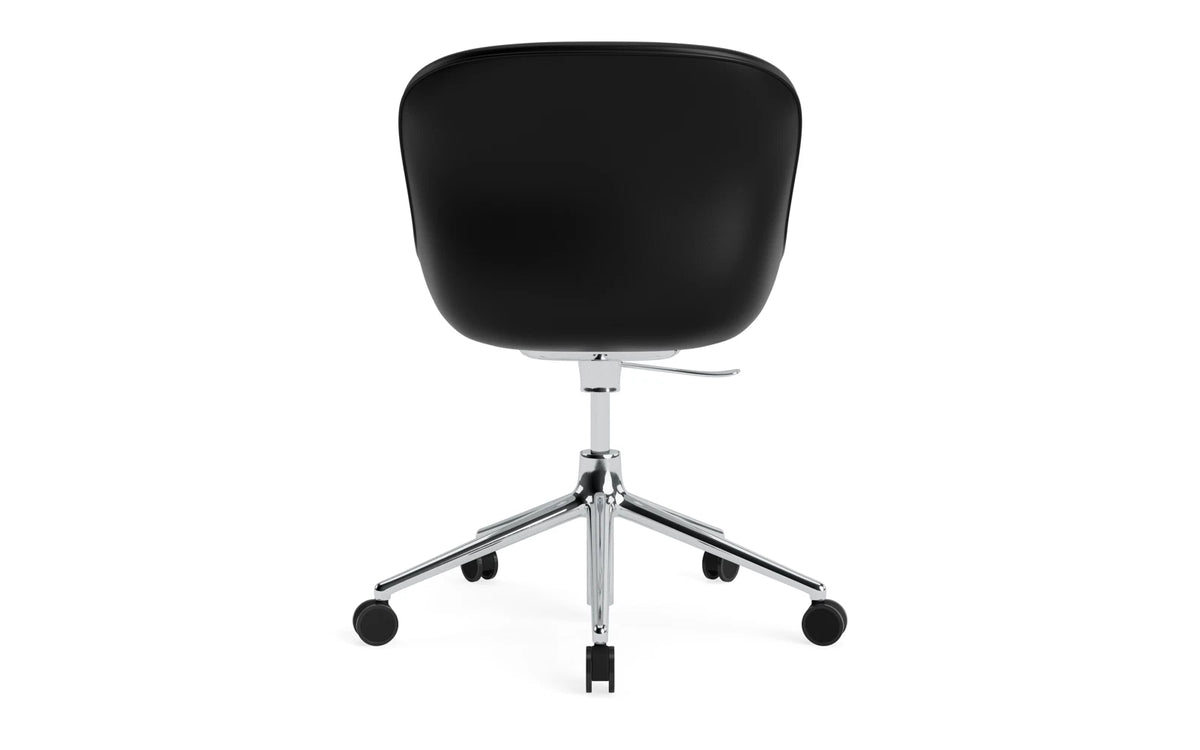 Hyg Drehstuhl mit Rollen Vollpolster aluminium Ultra leder in Ultra 41599 präsentiert im Onlineshop von KAQTU Design AG. Dreh-Schalenstuhl mit Rollen ist von Normann Copenhagen