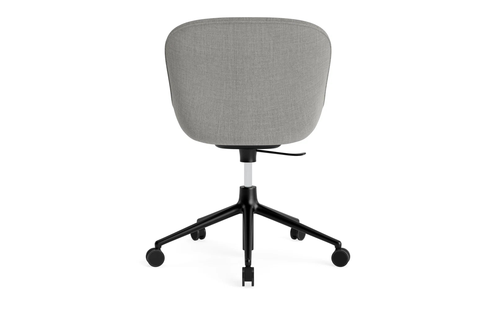 Erleben Sie den Hyg Drehsessel mit Rollen von Normann Copenhagen – ein elegantes, komfortables Möbelstück, das skandinavische Gemütlichkeit verkörpert.