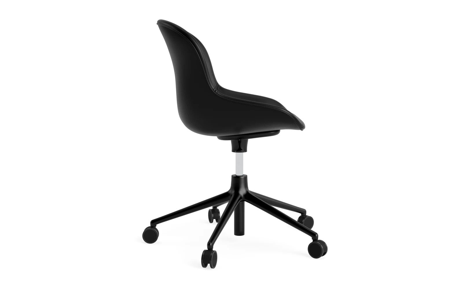 Entdecken Sie den Hyg Drehsessel von Normann Copenhagen: Stilvolles, vollgepolstertes Design in Schwarz mit Aluminium-Basis und Rollen für optimale Mobilität.
