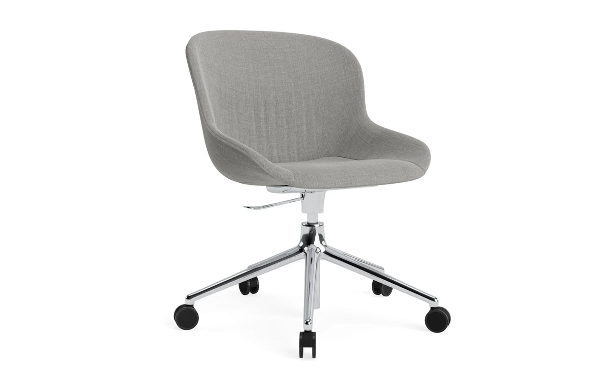 Hyg Comfort Drehstuhl mit 5 Rollen Gas Lift Polster Alu Remix in Remix 133 präsentiert im Onlineshop von KAQTU Design AG. Dreh-Schalenstuhl ist von Normann Copenhagen