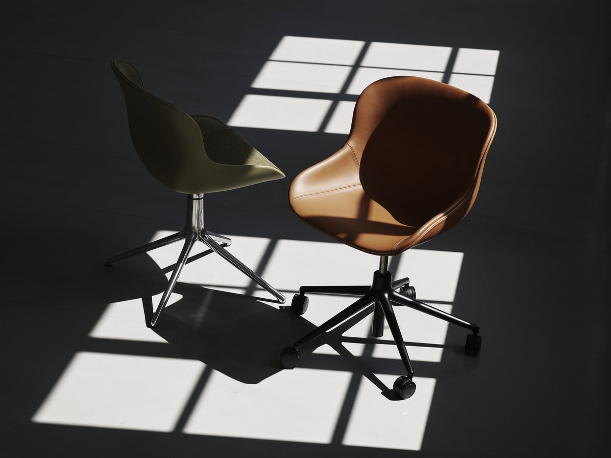 Grauer Hyg Comfort Drehsessel von Normann Copenhagen mit gepolsterter Schale, Aluminiumgestell und fünf Rollen auf drehbarem Fusskreuz.