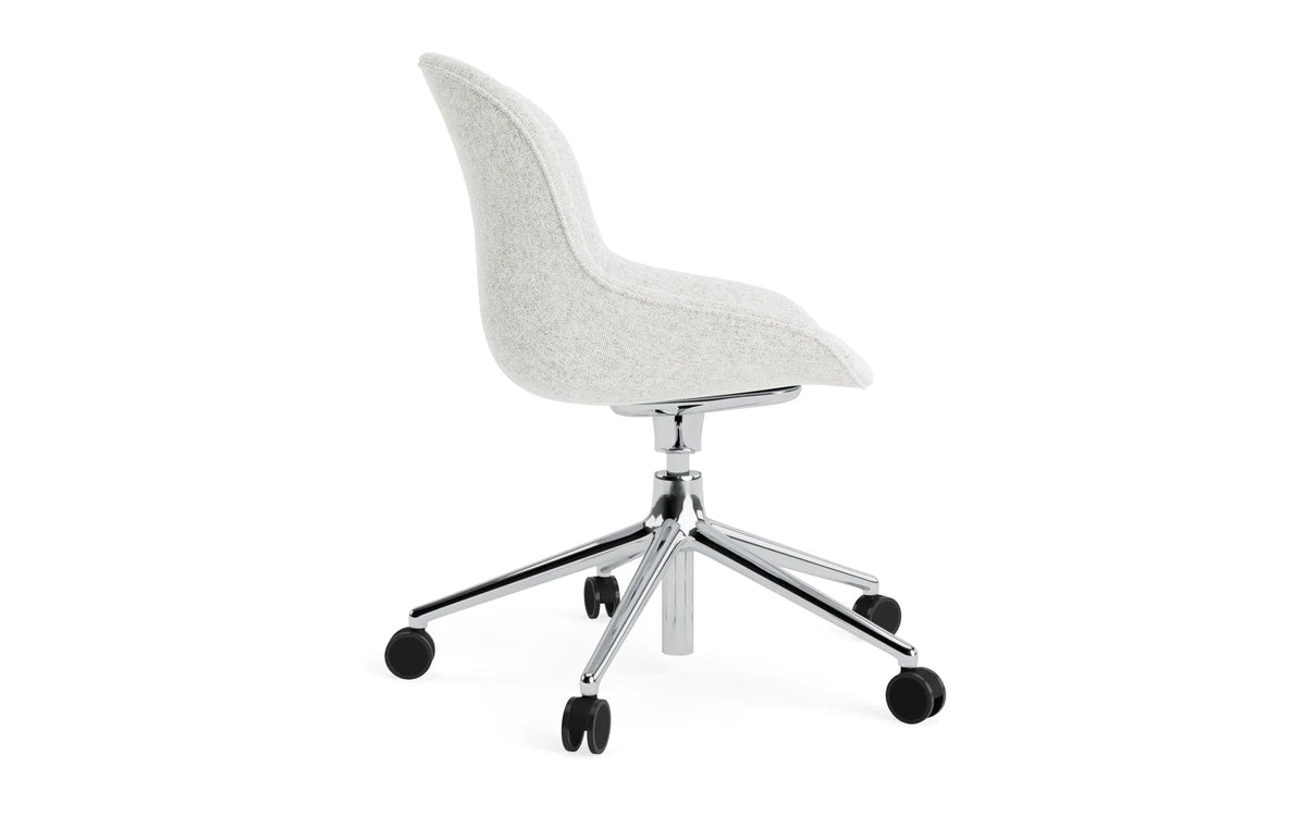 Hyg Comfort Drehstuhl mit 5 Rollen Gas Lift Polster Alu Hallingdal in Hallingdal 110 präsentiert im Onlineshop von KAQTU Design AG. Bürostuhl ist von Normann Copenhagen