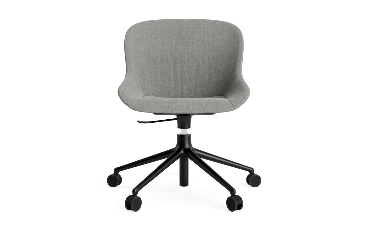 Hyg Comfort Drehstuhl mit 5 Rollen Gas Lift Polster Schwartz Alu Remix in Remix 133 präsentiert im Onlineshop von KAQTU Design AG. Bürostuhl ist von Normann Copenhagen