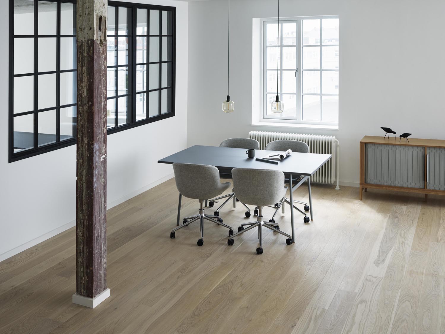 Erleben Sie den Hyg Comfort Drehsessel von Normann Copenhagen – ein eleganter, ergonomischer Sessel mit Aluminiumfuß und praktischen Rollen für höchsten Komfort.