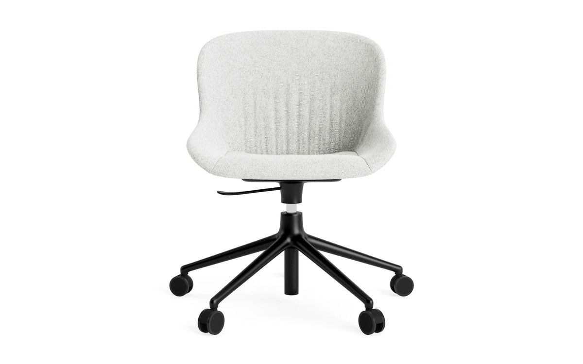 Hyg Comfort Drehstuhl mit 5 Rollen Gas Lift Polster Schwartz Alu Hallingdal in Hallingdal 110 präsentiert im Onlineshop von KAQTU Design AG. Bürostuhl ist von Normann Copenhagen