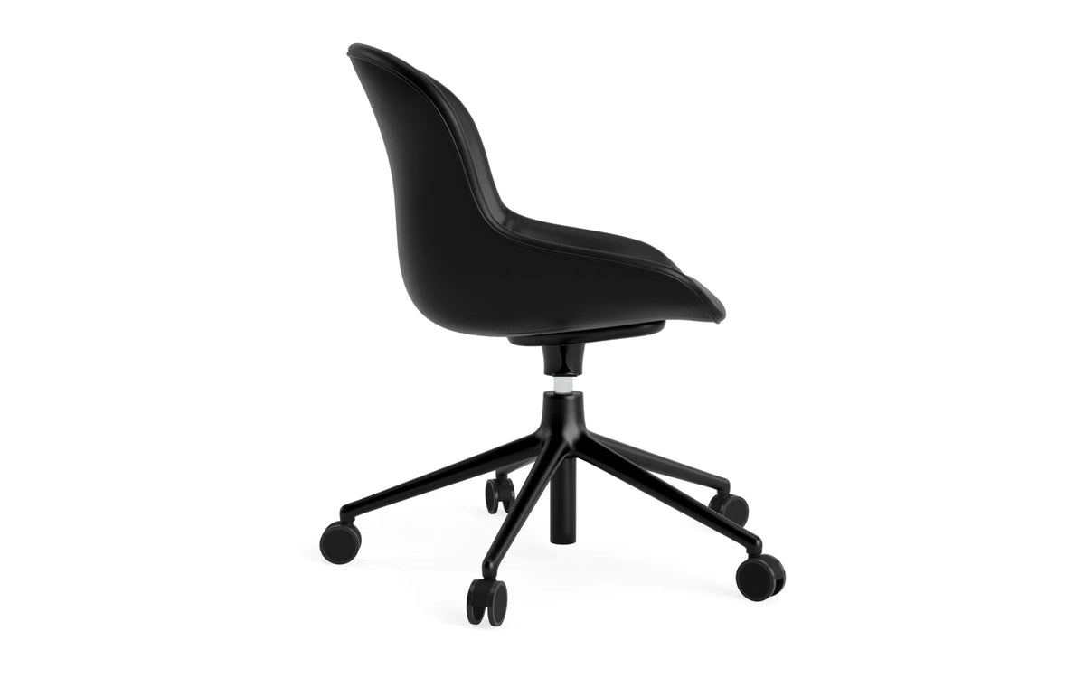 Hyg Comfort Drehstuhl mit 5 Rollen Gas Lift Polster Schwartz Alu Ultra in Ultra 41599 präsentiert im Onlineshop von KAQTU Design AG. Bürostuhl ist von Normann Copenhagen