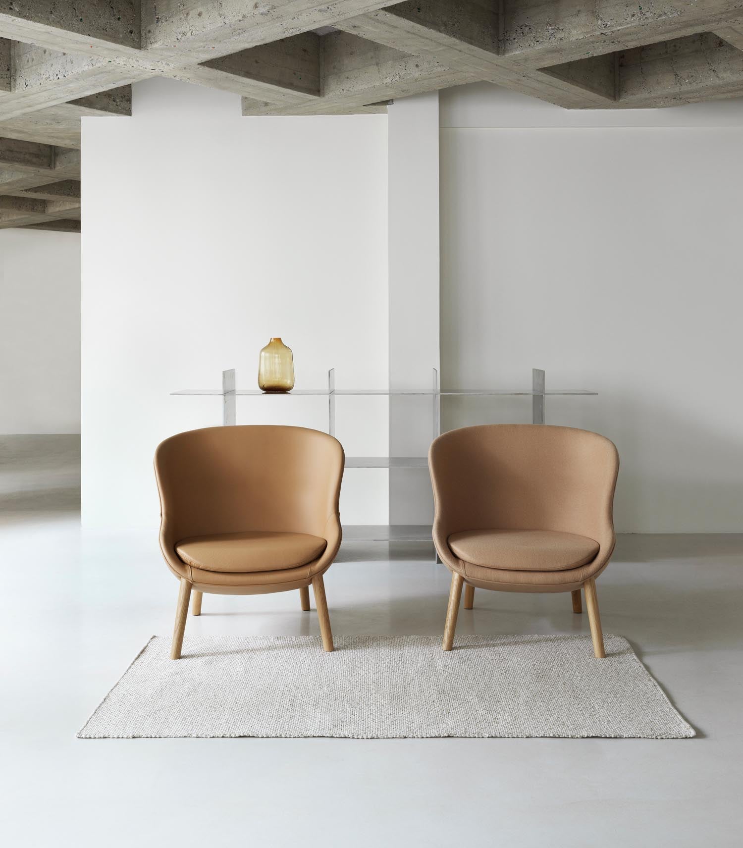 Genießen Sie skandinavische Gemütlichkeit mit dem Hyg Lounge-Sessel niedrig Eiche Hallingdal von Normann Copenhagen – ein stilvolles Design für Ihr Zuhause.