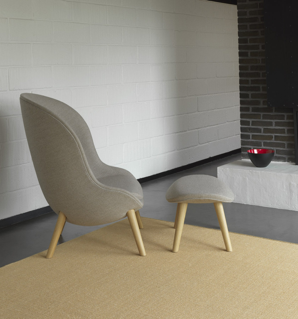 Hyg Lounge-Sessel Hoch von Normann Copenhagen in Beige mit Beinen aus schwarzer Eiche, hohe geschwungene Rückenlehne, PU-Schaum-Sitzschale.