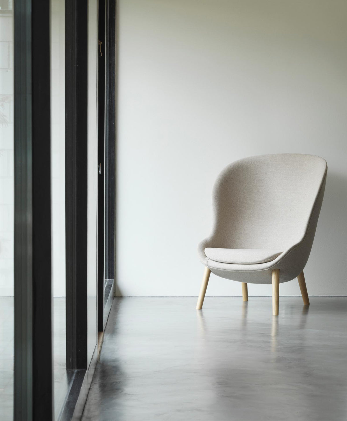 Hyg Lounge-Sessel Hoch schwarze Eiche Ultra in Ultra 41599 präsentiert im Onlineshop von KAQTU Design AG. Sessel ist von Normann Copenhagen