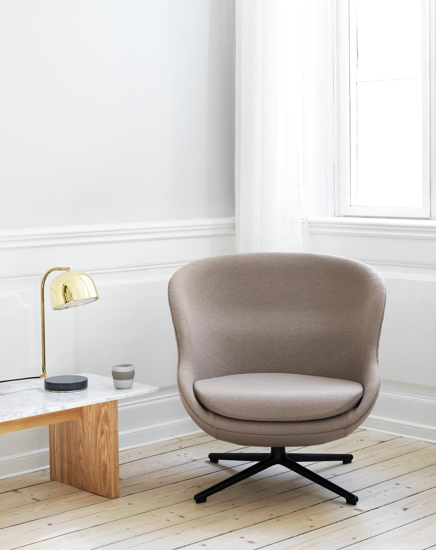 Der Hyg Lounge-Sessel von Normann Copenhagen bietet mit seinem modernen Drehgestell und der gemütlichen Formgebung ultimativen Komfort und stilvolle Eleganz für jedes Zuhause.