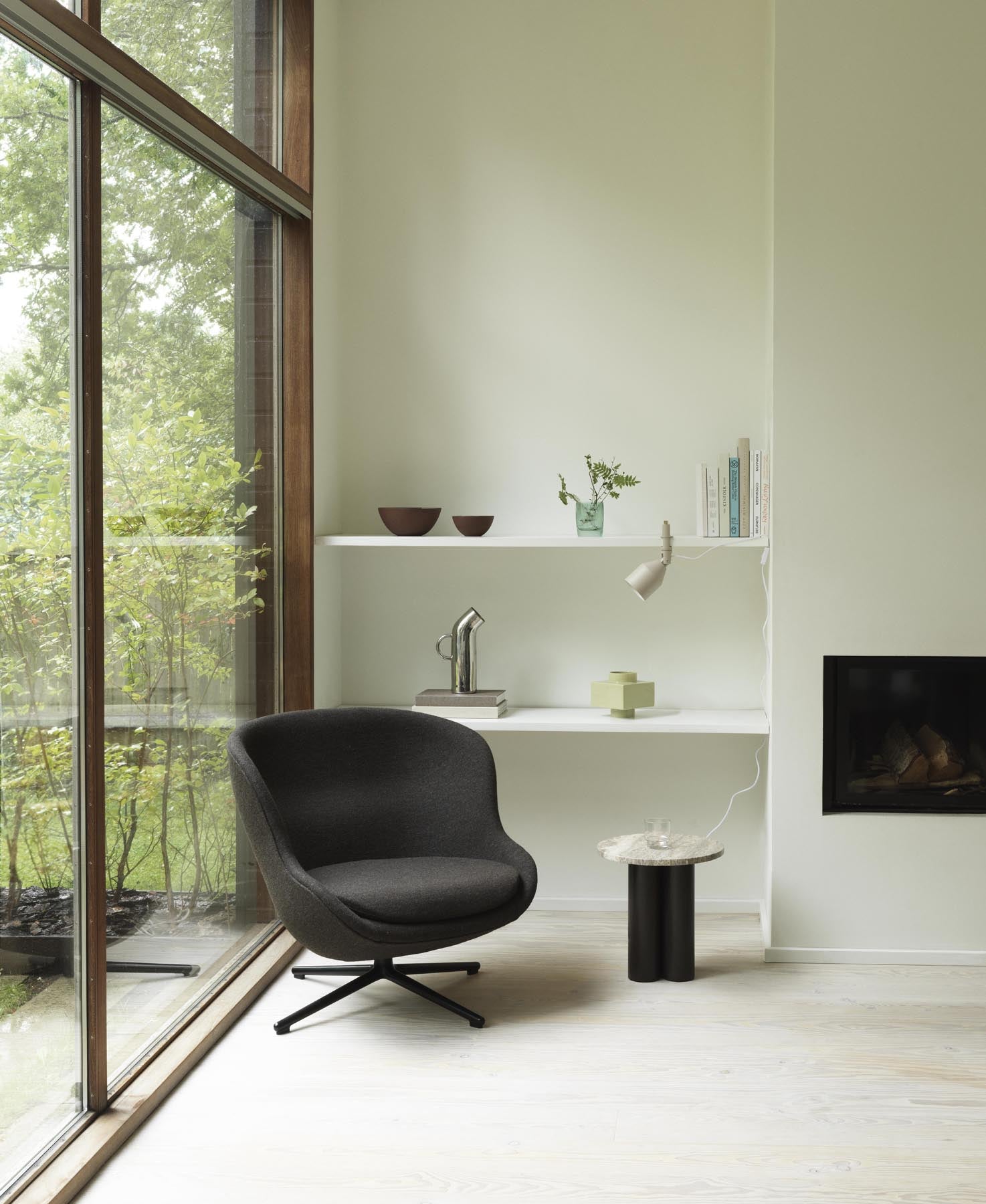 Erleben Sie den Hyg Lounge-Sessel niedrig mit Drehgestell von Normann Copenhagen – ein elegantes Design, das Gemütlichkeit und Stil perfekt kombiniert.