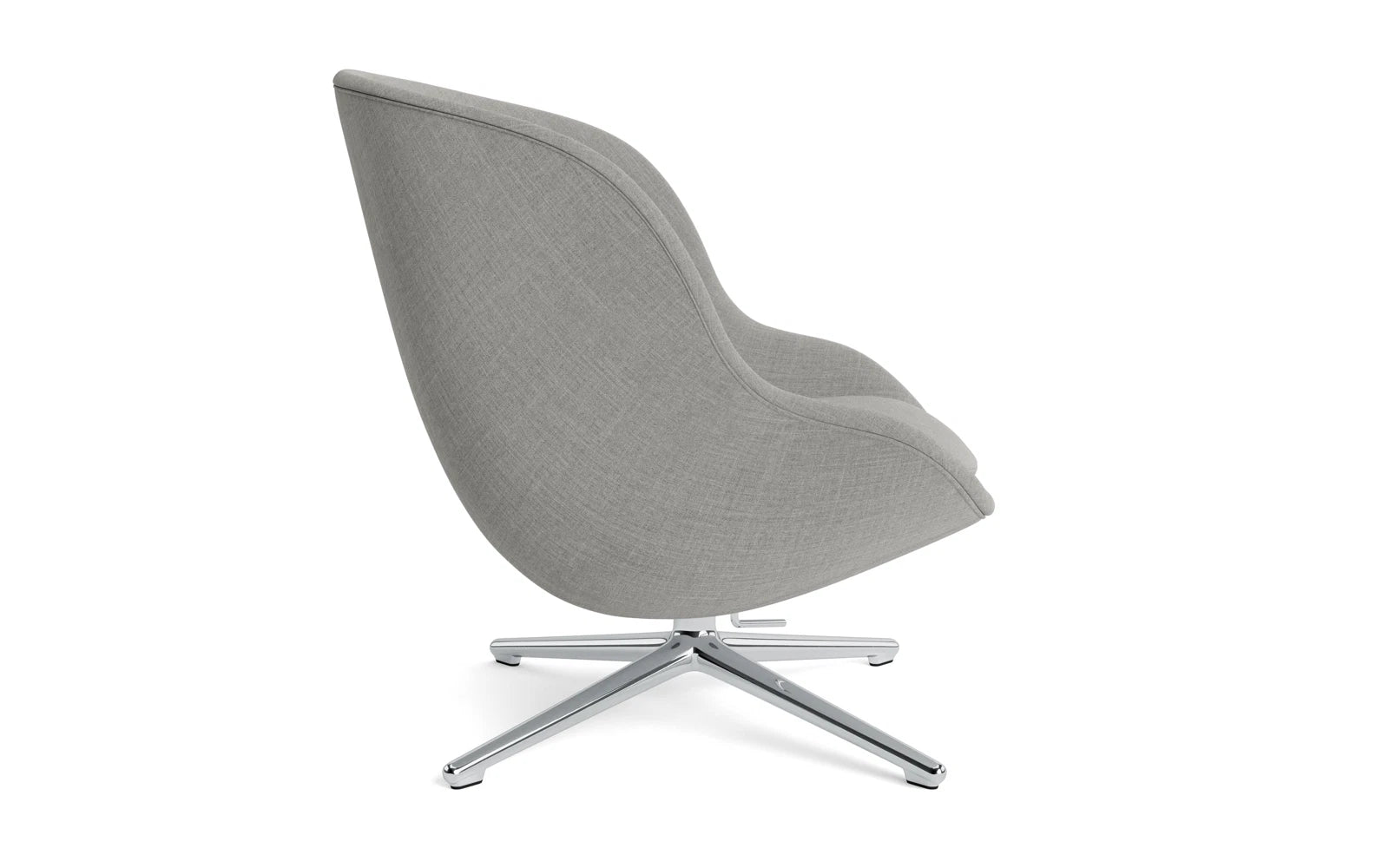 Genießen Sie den Hyg Lounge-Sessel Niedrig mit Drehgestell von Normann Copenhagen – ein stilvolles Möbelstück, das Wärme und Entspannung in Ihr Zuhause bringt.