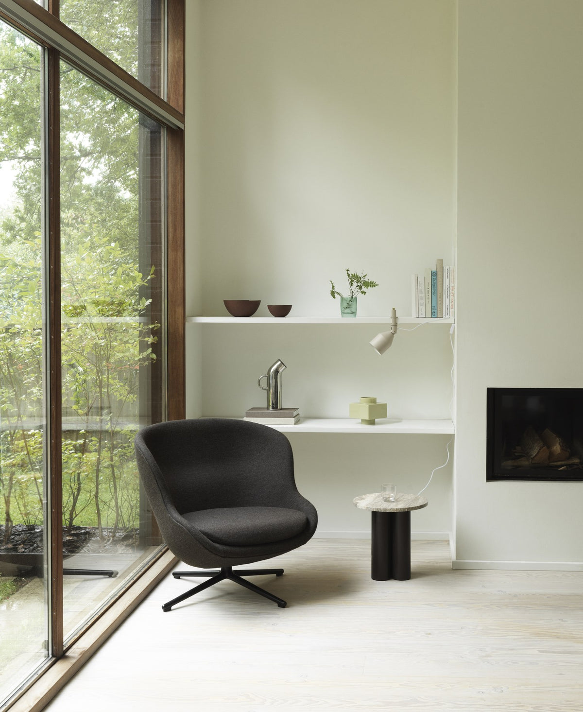 Hyg Lounge-Sessel von Normann Copenhagen in Taupe, Aluminium-Drehgestell, geformte PU-Schaumschale mit runden, umschliessenden Konturen.
