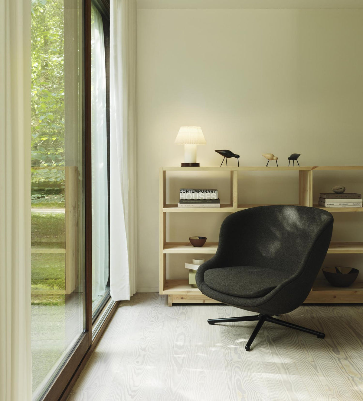 Hyg Lounge-Sessel Niedrig mit Drehgestell schwarzes Aluminium Tilt Ultra in Ultra 41599 präsentiert im Onlineshop von KAQTU Design AG. Drehsessel ist von Normann Copenhagen