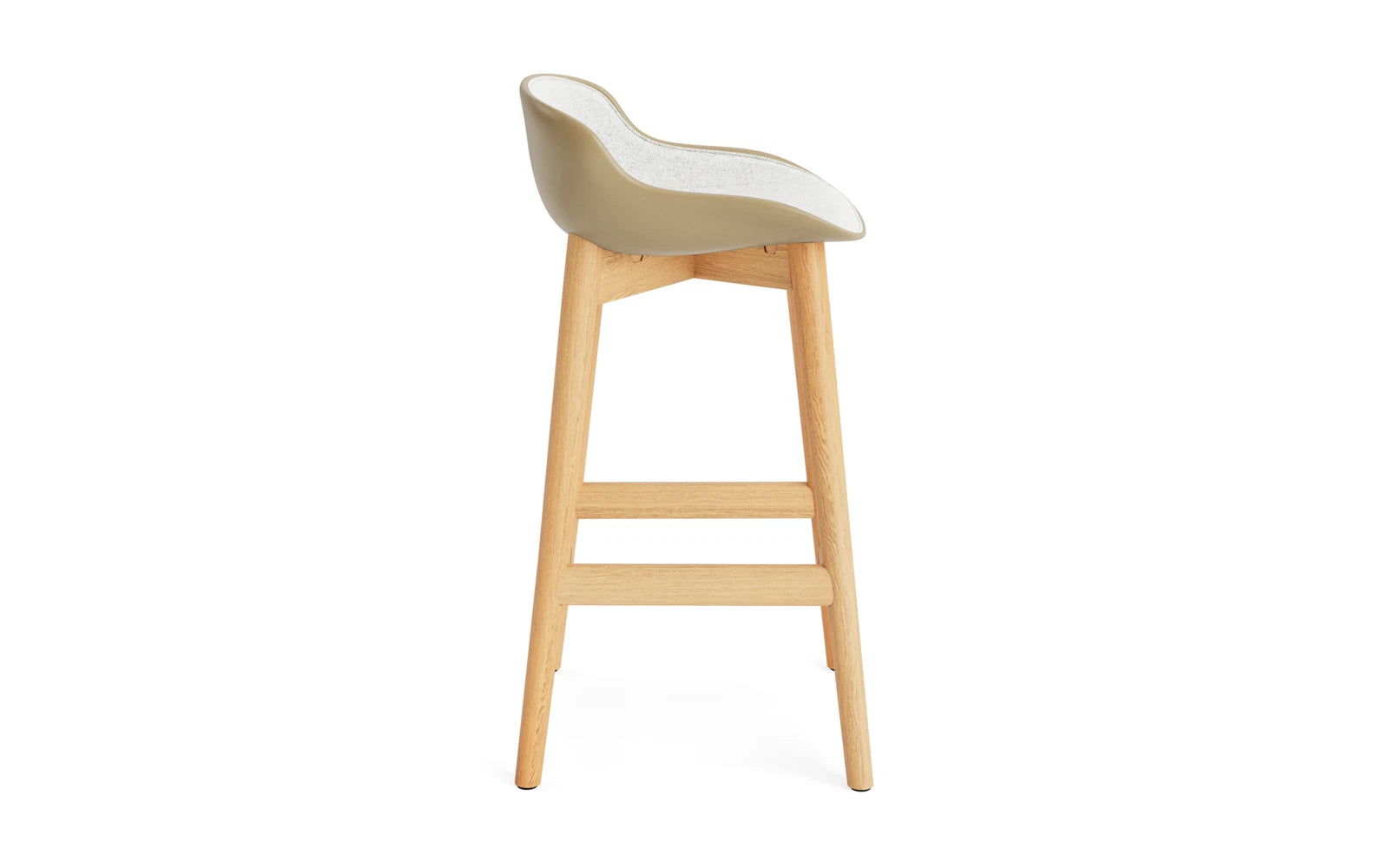 Entdecken Sie den Hyg Barhocker 65 cm von Normann Copenhagen: Hochwertige Eiche und ein komfortables Hallingdal-Polster vereinen sich in zeitloser Eleganz.
