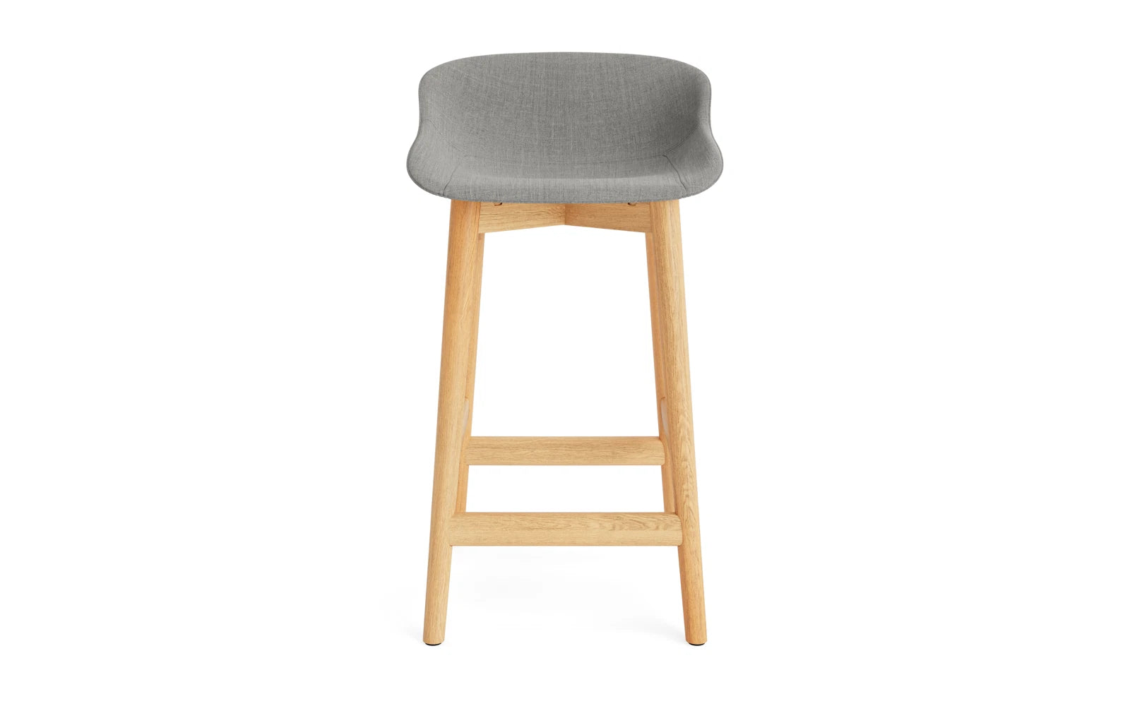 Erleben Sie den Hyg Barhocker 65 cm von Normann Copenhagen – ein eleganter, vollgepolsterter Barhocker aus Eiche, der Komfort und skandinavisches Design harmonisch verbindet.