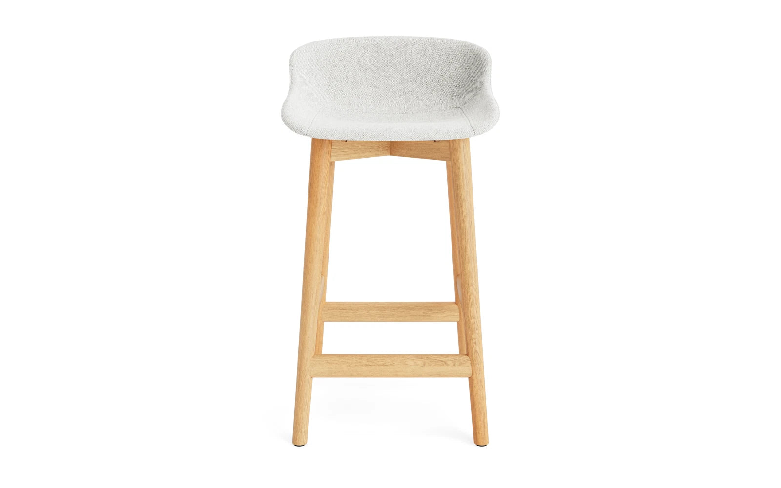 Erleben Sie den Hyg Barhocker 65 cm von Normann Copenhagen – ein eleganter, vollpolsterter Barhocker aus Eiche, der mit seinen sanften Rundungen und dem luxuriösen Hallingdal-Stoff für einladenden Komfort und dänische Gemütlichkeit sorgt.