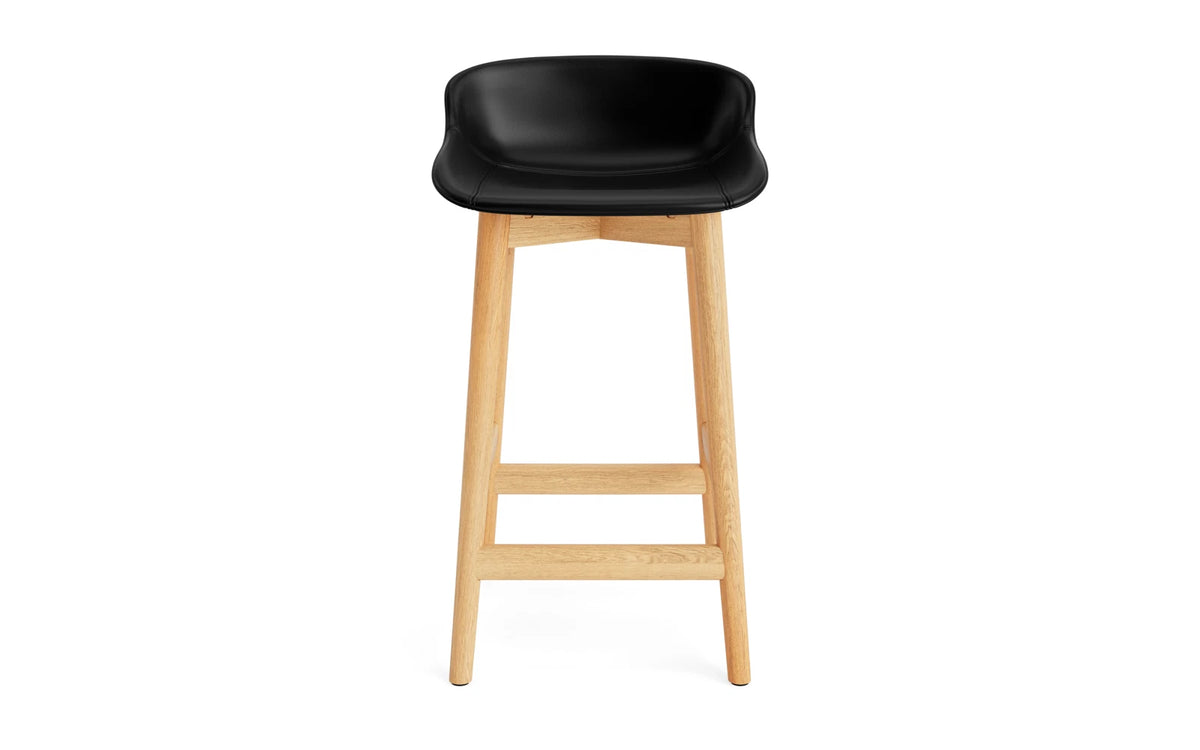 Hyg Barhocker 65 cm vollpolster eiche Ultra leder in Ultra 41599 präsentiert im Onlineshop von KAQTU Design AG. Barstuhl ist von Normann Copenhagen