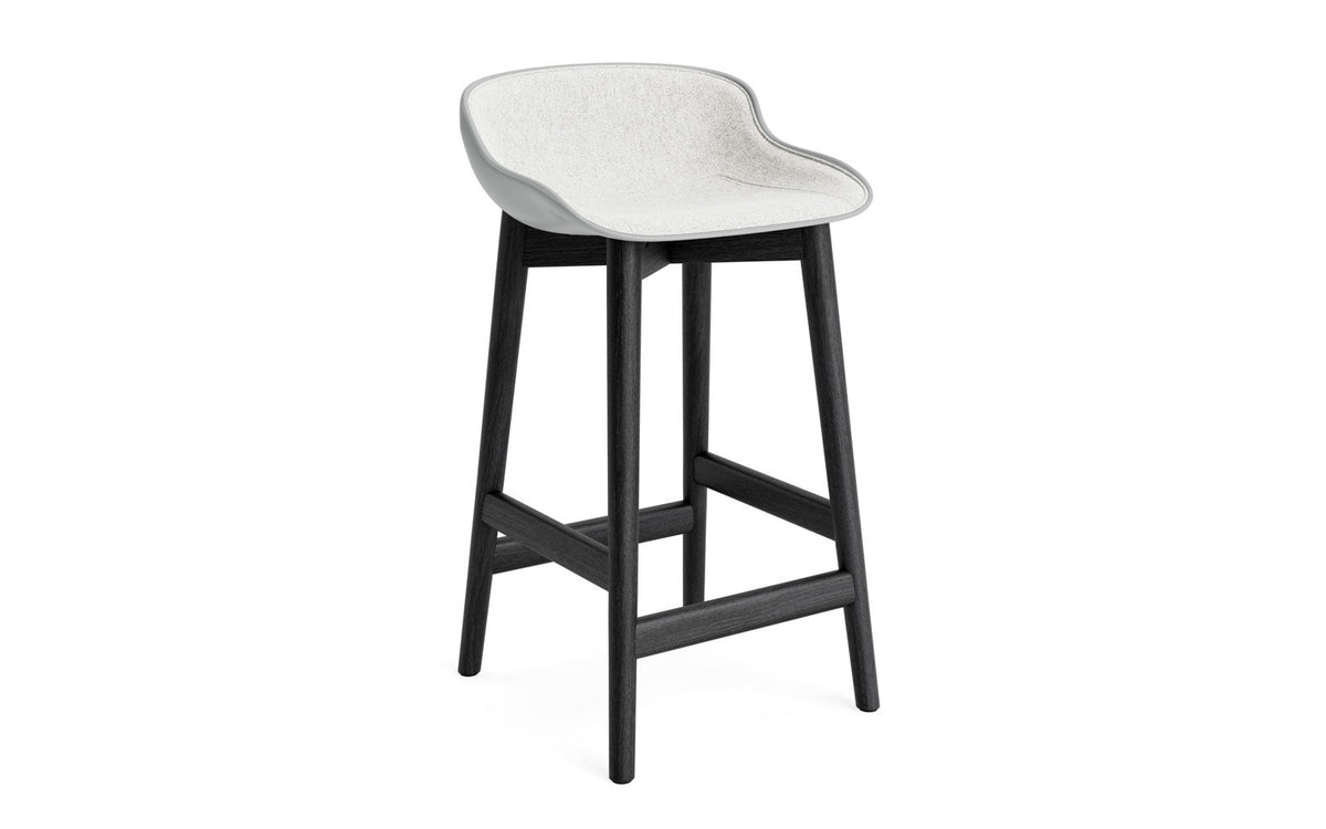 Hyg Barhocker 65 cm Polster Schwartze Eiche Grau/Hallingdal in Hallingdal 110 präsentiert im Onlineshop von KAQTU Design AG. Barstuhl ist von Normann Copenhagen