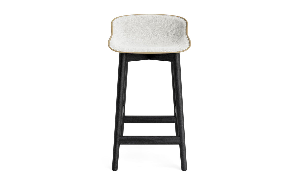 Hyg Barhocker 65 cm Polster Schwarze Eiche Sand/Hallingdal in Hallingdal 110 präsentiert im Onlineshop von KAQTU Design AG. Barstuhl ist von Normann Copenhagen