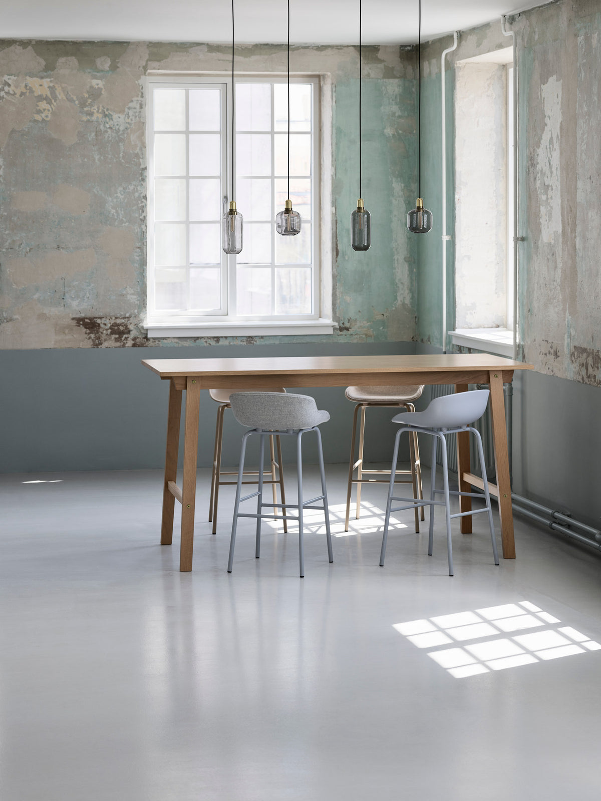 Hyg Barhocker 65 cm Polster Schwarze Eiche Sand/Hallingdal in Hallingdal 110 präsentiert im Onlineshop von KAQTU Design AG. Barstuhl ist von Normann Copenhagen