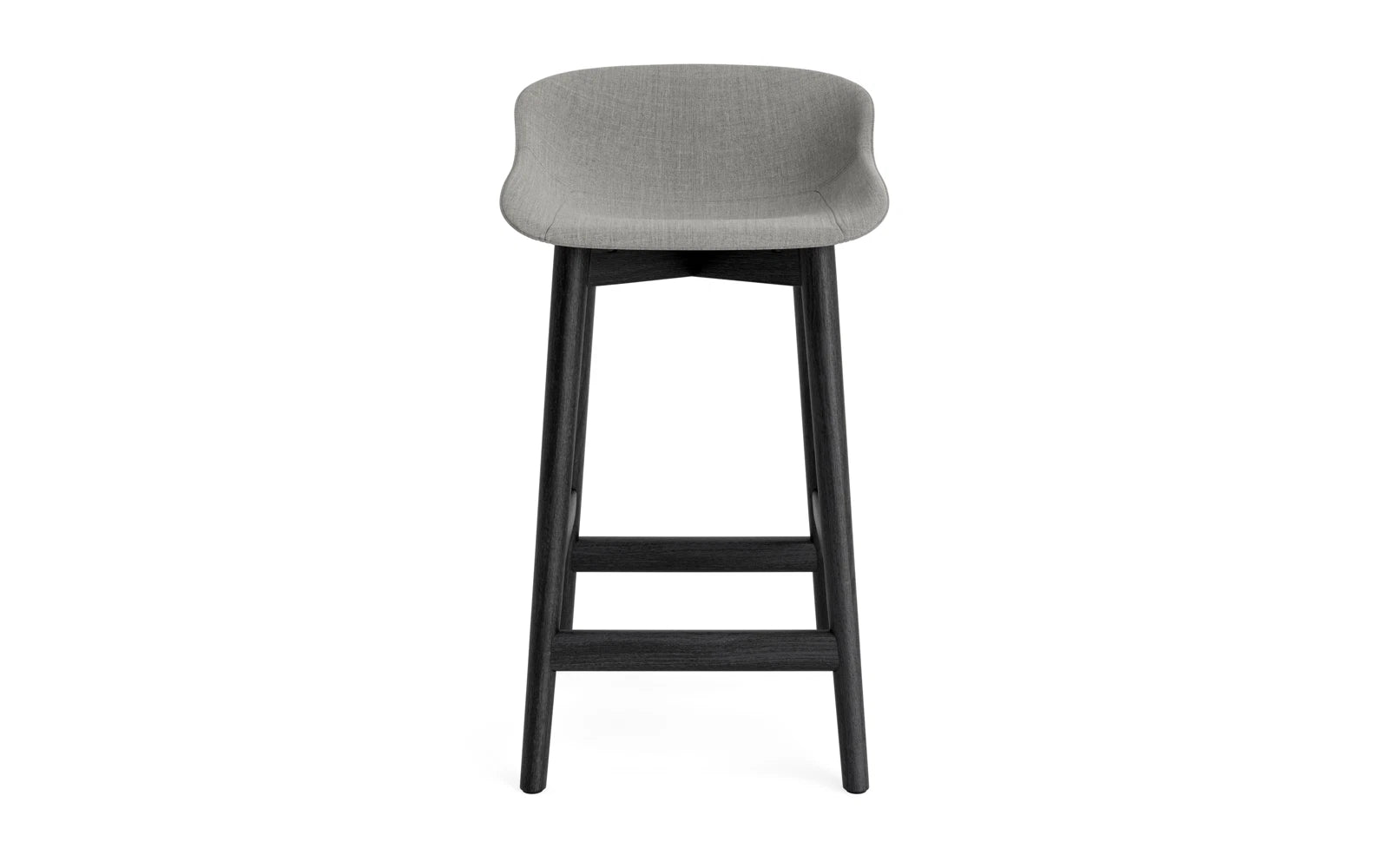 Genießen Sie stilvollen Komfort mit dem Hyg Barhocker 65 cm von Normann Copenhagen. Vollpolsterung und schwarze Eiche schaffen eine gemütliche Atmosphäre.